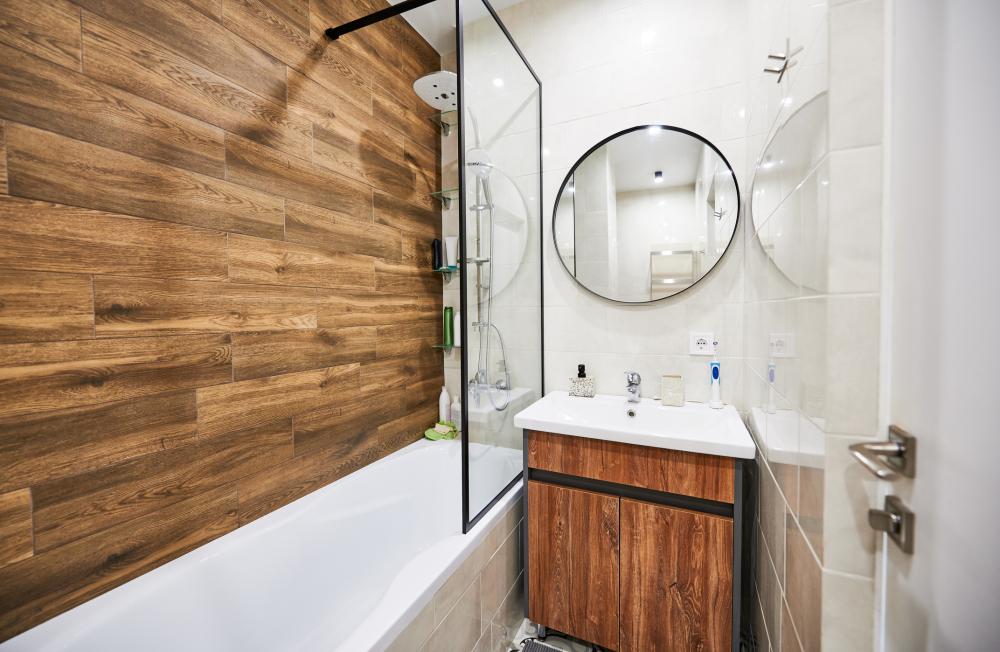 Vasca stretta e lunga in bagno piccolo - foto Getty Images