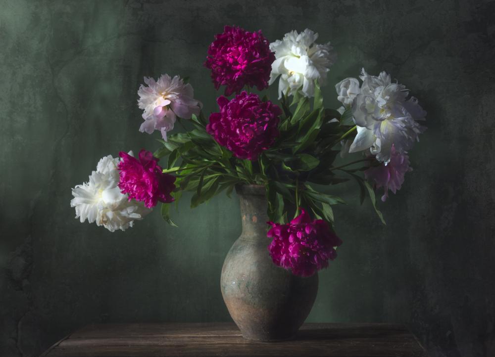Tela con vaso e fiori stile classico - Getty Images