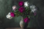 Tela con vaso e fiori stile classico - Getty Images