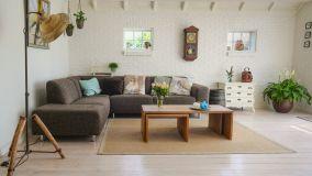 Tappeto per salotto: scelta e posizionamento rispetto al divano