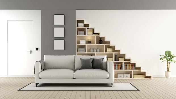 Minimalistisches und leichtes Design: Bücherregal aus Holz unter der Treppe - Foto: Getty Images