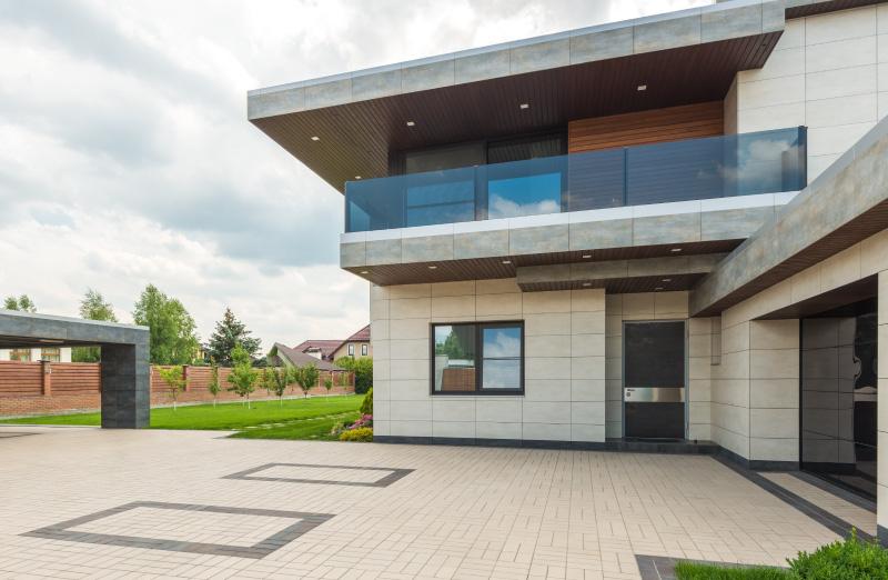 Casa moderna con balcone in vetro