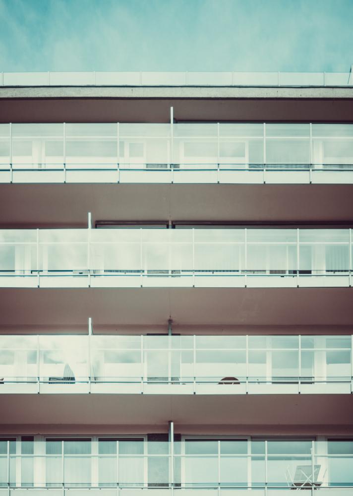 5-gal-balconi-vetro-pro-contro-condominio-moderno