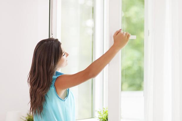 Abrir las ventanas es una buena forma de controlar la humedad