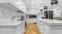 Cucina classica bianca e legno con elementi moderni – Foto: Unsplash