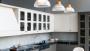 Cucina bianca classica con complementi di illuminazione moderni – Foto: Unsplash