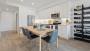 Cucina bianca e legno classica con arredi moderni – Foto: Unsplash