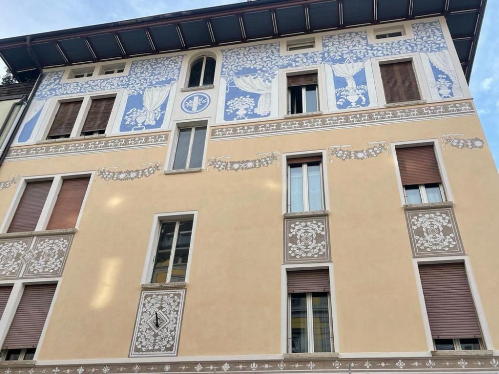 Decorazione di facciata in stile liberty dipinta a calce, by Calchéra San Giorgio