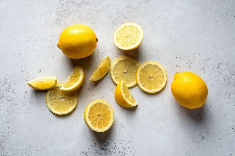 Limone nella pattumiera, da The Spruce Eats / Julia Hartbeck