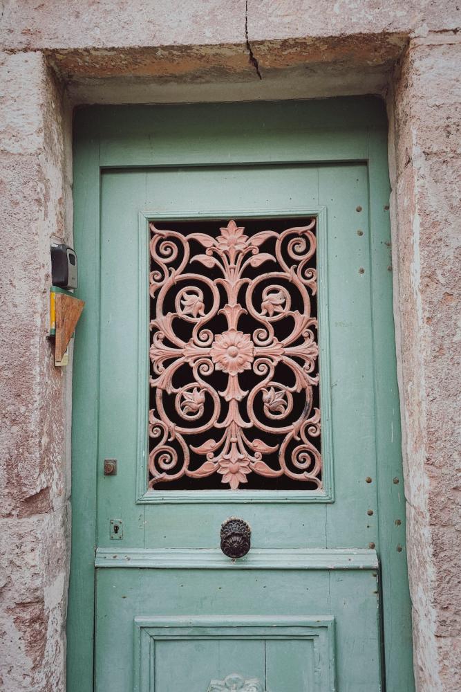 Abbellire portone di ingresso esterno con elementi in ferro battuto - Foto: Pexels