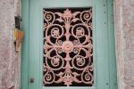 Abbellire portone di ingresso esterno con elementi in ferro battuto - Foto: Pexels