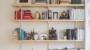 Abbellire libreria tutta altezza: libri disposti per colore - Foto: Unsplash