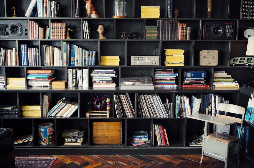 Decorazione libreria stile vintage - Foto: Pexels