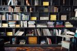 Decorazione libreria stile vintage - Foto: Pexels