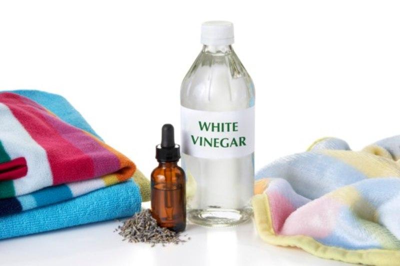 Anche l'aceto bianco ha proprietà interessanti per rigenerare gli asciugamani