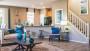 Cucina soggiorno con scala a vista, stile classico – Foto: Unsplash