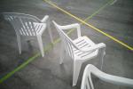 Le sedie bianche tendono ad ingiallire - Foto by Unsplash