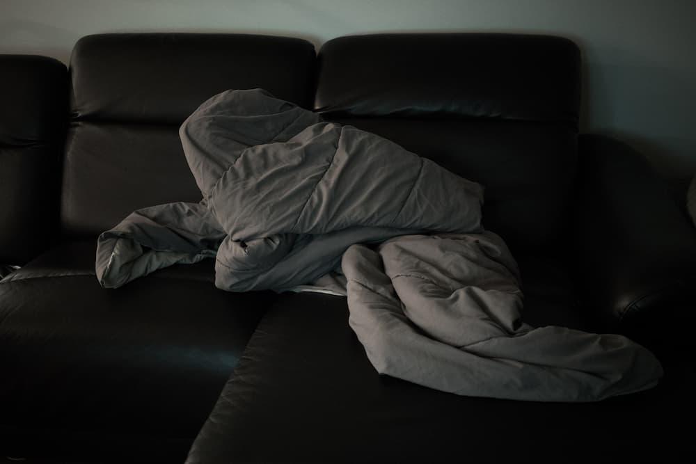 Vecchio piumone da usare come coperta per il divano - Foto Unsplash