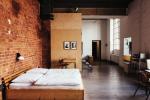 Camera da letto con parete in mattoni