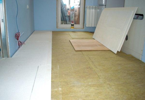 Cómo insonorizar una habitación: paneles de lana de roca en el suelo