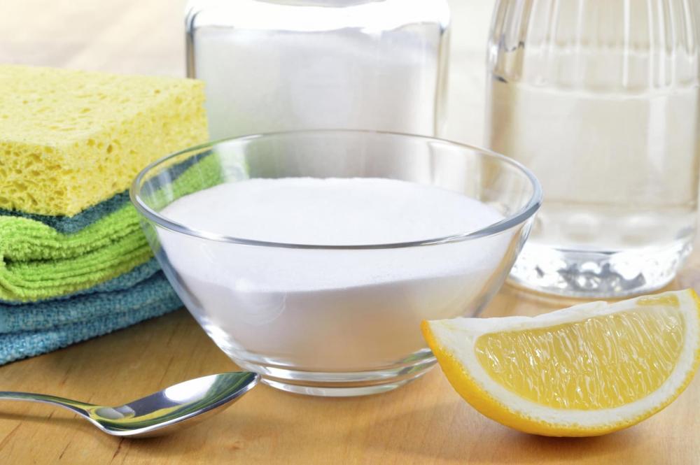 Limone e bicarbonato per pulire i vasi di terracotta