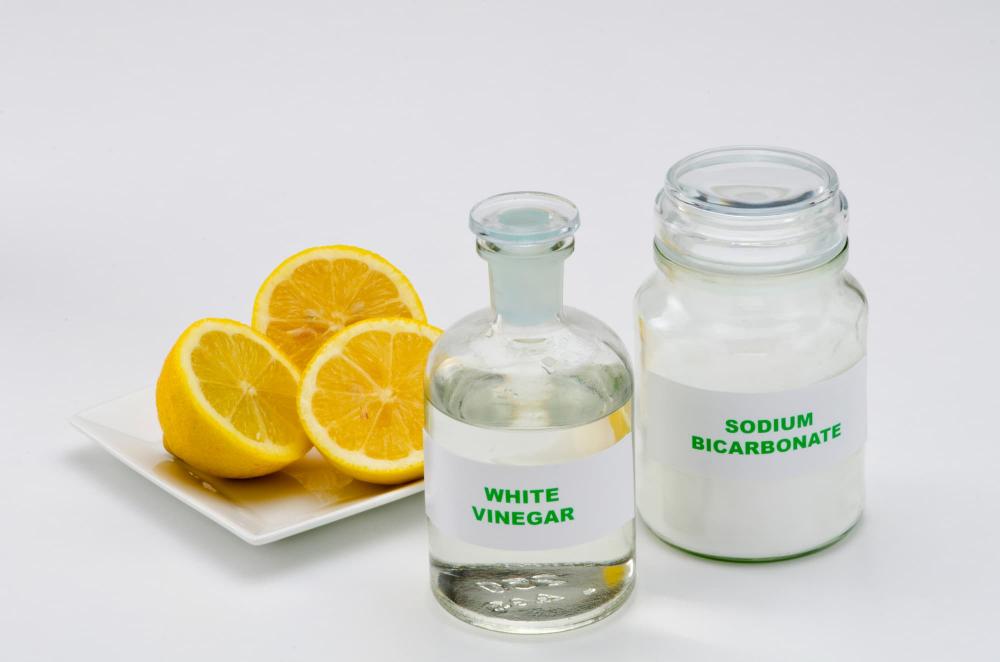 Aceto, limone e bicarbonato per pulire il microonde