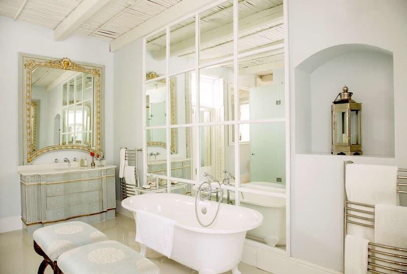 Specchio dietro la vasca da bagno, da Getty Images