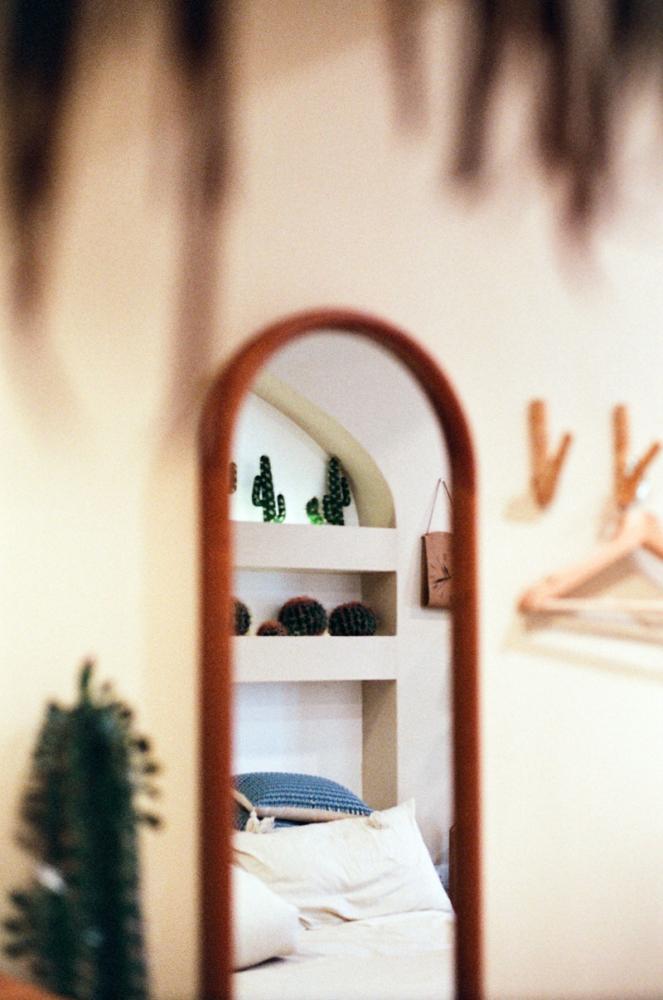 Camera riflessa nello specchio, foto di din aziz, da pexels