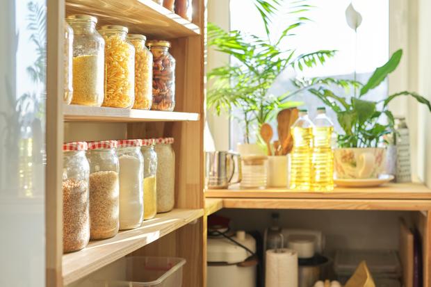 Dispensa armadietto alimentare. Organizzazione di deposito della cucina.  Pasta, grani in vasetti di vetro. Cibo biologico. Cucina casalinga. Cibo  nutrizionale. Contenitori di vetro. Cibo Foto stock - Alamy