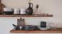 Scaffali da cucina a vista, stile rustico: vasellame ed elementi in legno - Foto: Pexels