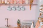 Abbellire le mensole della cucina con il colore - Foto: Unsplash