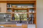 Abbellire gli scaffali a giorno in cucina: look organico - Foto: Unsplash