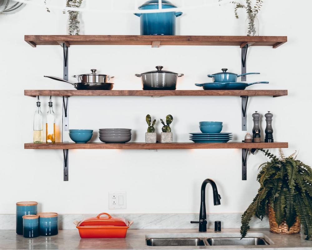 Decorare gli scaffali a vista della cucina: stile minimal - Foto: Unsplash