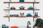 Decorare gli scaffali a vista della cucina: stile minimal - Foto: Unsplash