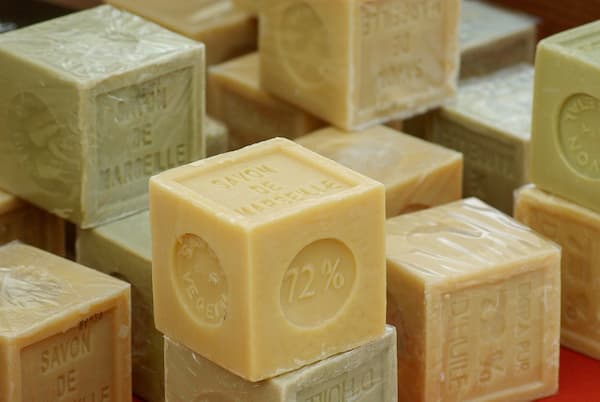 Originally from France, Marseille soap is solid and yellowish - Photo Pixabay