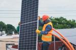 Manutenzione per pulizia di pannello solare fotovoltaico