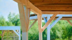 Come realizzare una tettoia in legno