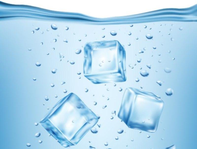 Puntare il ventilatore su contenitore con acqua e ghiaccio ha effetto refrigerante