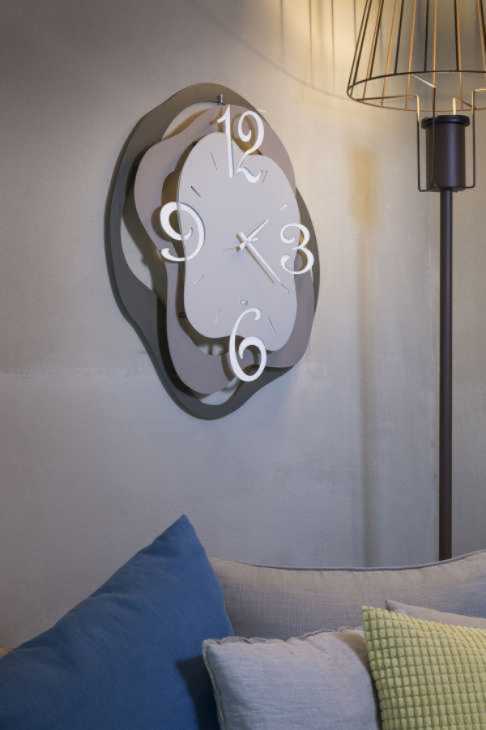Orologio da parete moderno: 6 modelli per un soggiorno open space