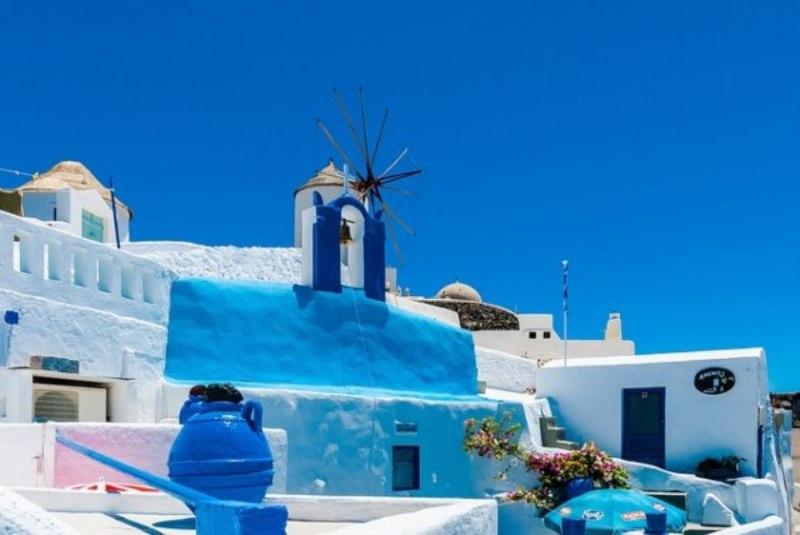Il blu e l'azzurro caratterizzano fortemente lo stile greco per arredare il terrazzo