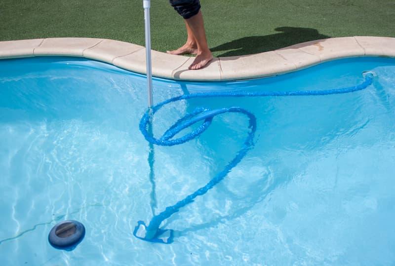 Manutenzione e pulizia regolari della piscina per evitare spreco idrico