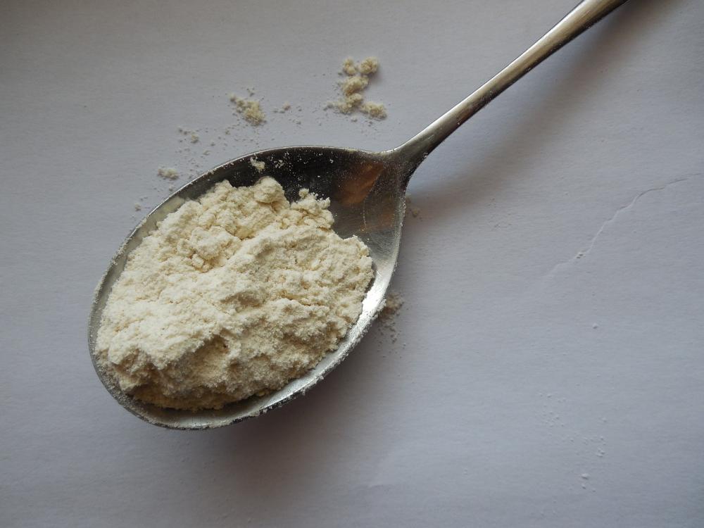 Pesare la farina col cucchiaio Foto Pixabay