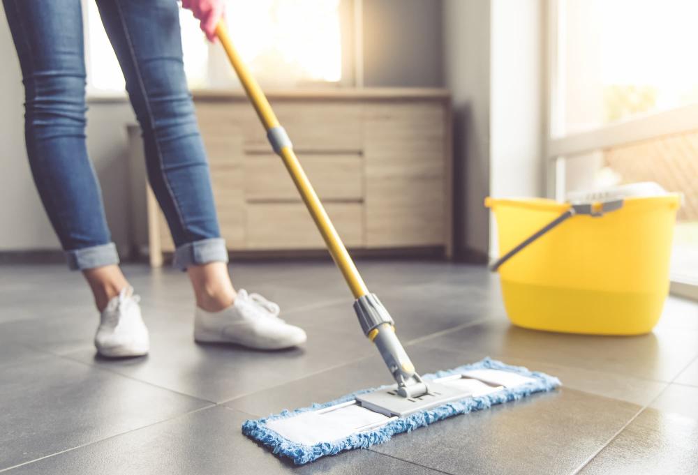 Pulire i pavimenti senza lasciare aloni