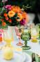 Bicchieri colorati per apparecchiare tavola in giardino, foto di Victoria Gold, da weddingchicks.com 