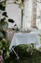 Apparecchiare tavola in giardino con tovaglia bianca, da theanastasiaco.com 