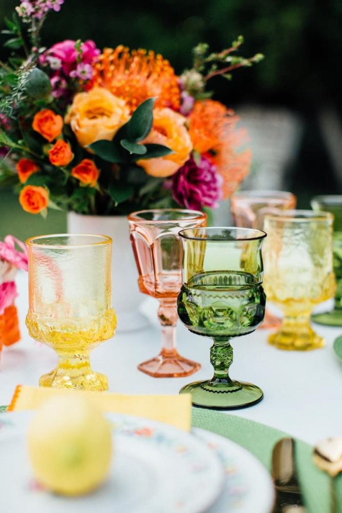 Bicchieri colorati, foto di Victoria Gold, da weddingchicks.com