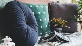 Come abbinare i cuscini per divano a seconda degli stili