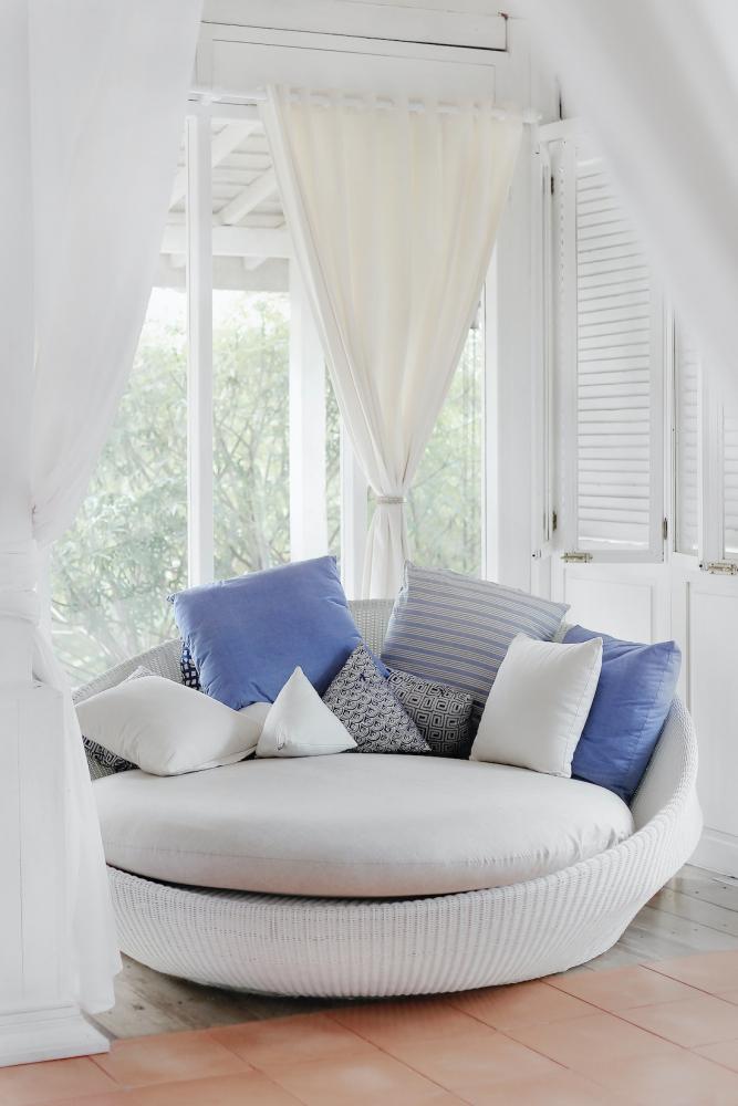 Cuscini per divano stile provenzale - Foto: Unsplash