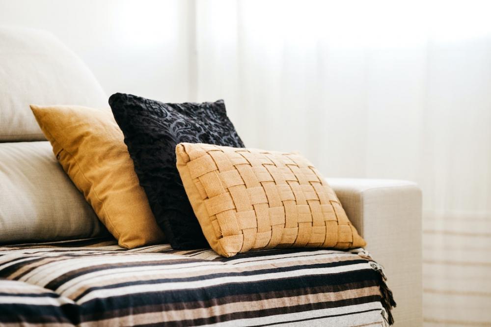 Cuscini per divano moderni - Foto: Unsplash