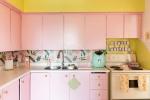 Stile Barbie in cucina, foto di Lauren Kolyn, da apartmenttherapy.com